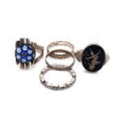 A COLLECTION OF VINTAGE SILVER RINGS TO INCLUDE A SIAM SILVER SPINNER RING, A MILLEFIORI SILVER