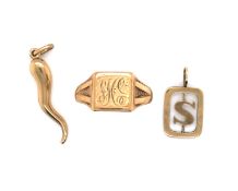 A 9ct GOLD STAMPED INITIAL S IN A FRAME PENDANT, A 9ct STAMPED HORN OF PLENTY PENDANT, AND A