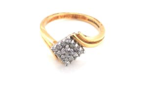 AN 18ct YELLOW GOLD MULTI DIAMOND RING DATED 1990. SIXTEEN DIAMONDS CLAW SET IN A SQUARE PANEL