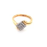 AN 18ct YELLOW GOLD MULTI DIAMOND RING DATED 1990. SIXTEEN DIAMONDS CLAW SET IN A SQUARE PANEL