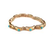 A VINTAGE TURQUOISE SET OLD GOLD GATE STYLE BRACELET COMPLETE WITH SAFETY CHAIN. UNHALLMARKED WITH