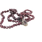 A VINTAGE GRADUATED KNOTTED ROW OF FACETED GARNET BEADS STUNG ON A FILIGREE ALMANDINE GARNET CLASP
