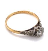 AN ANTIQUE 18ct YELLOW GOLD AND DIAMOND SOLITAIRE RING WITH DIAMOND SET SHOULDERS. STAMPED 18ct PLAT