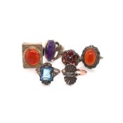 FIVE VINTAGE SILVER RINGS, TO INCLUDE AN UNMARKED SILVER GARNET CLUSTER, A 1950'S BLUE PASTE AND