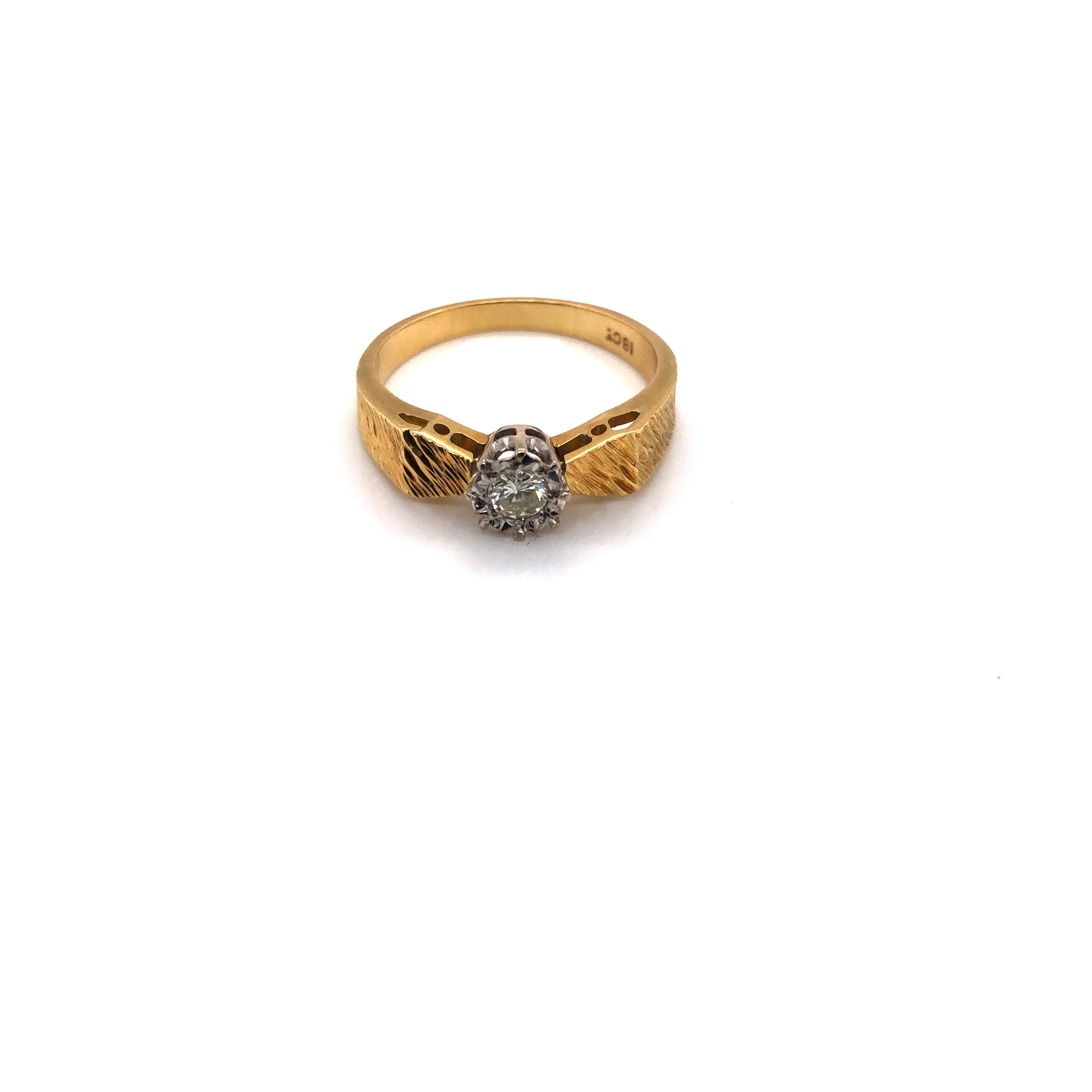 A VINTAGE SOLITAIRE DIAMOND RING WITH SHAPED BARKED SHOULDERS. APPROX DIAMOND WEIGHT 0.15cts. - Image 2 of 2