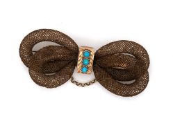 AN ANTIQUE 9ct GOLD AND TRIPLE TURQUOISE STONE SET WOVEN HAIR BOW BROOCH, COMPLETE WITH SAFETY