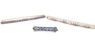 AN ANTIQUE SILVER, BLUE SYNTHETIC SPINEL AND DIAMOND ACCENT BAR BROOCH, TOGETHER WITH A SILVER AND