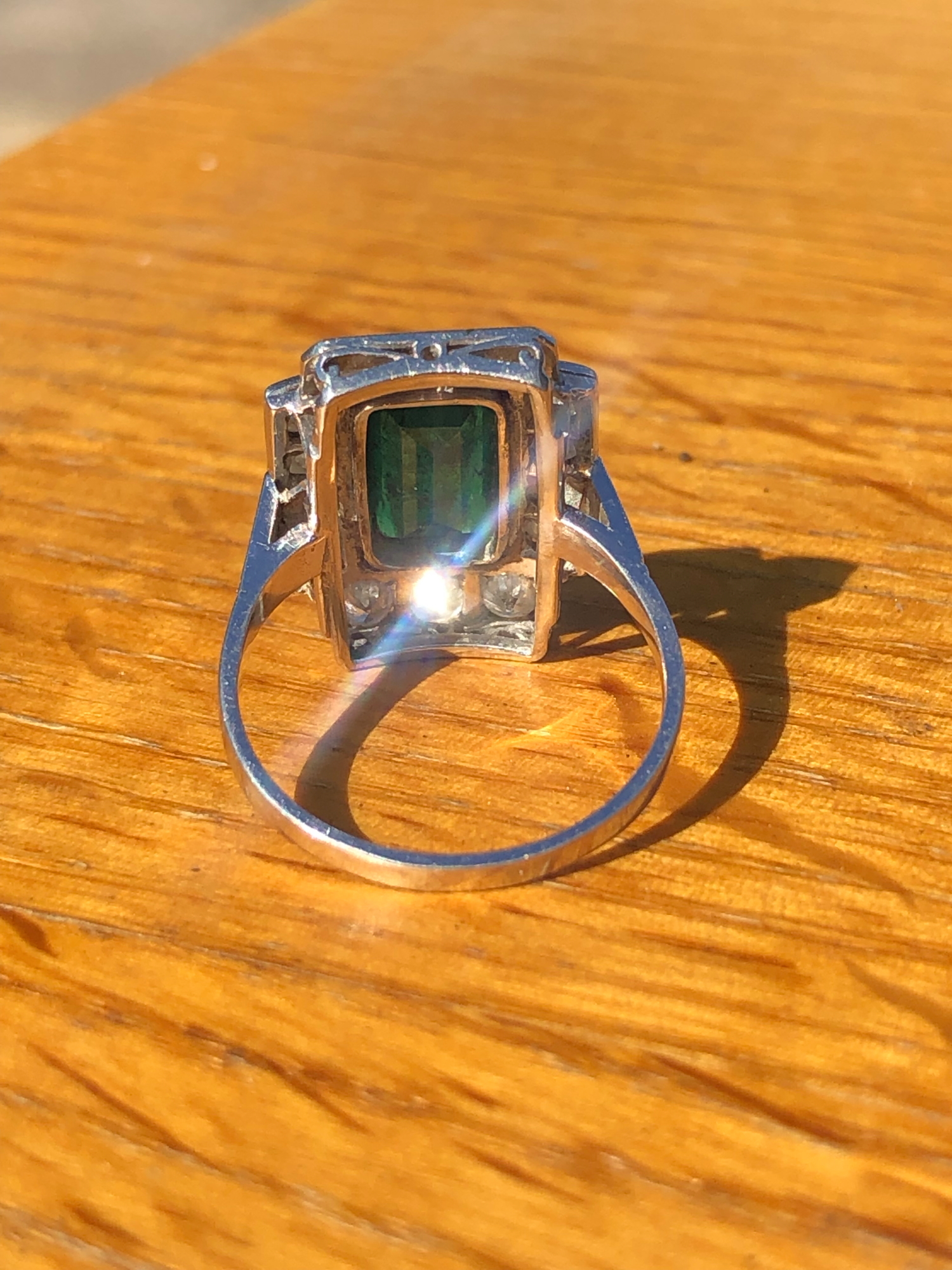 AN ART DECO EMERALD AND DIAMOND PANEL RING. THE LOZENGE SHAPE EMERALD APPROX 11 X 6mm, SURROUNDED BY - Image 2 of 10