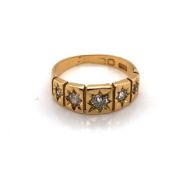 A VINTAGE 18ct YELLOW GOLD HALLMARKED FIVE STONE GRADUATED OLD CUT DIAMOND GYPSY RING. THE HALLMARKS