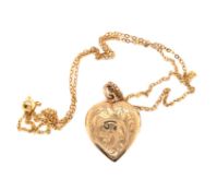 A VINTAGE 9ct YELLOW GOLD HALLMARKED HEART SHAPED PORTRAIT LOCKET, SUSPENDED ON A 9ct STAMPED