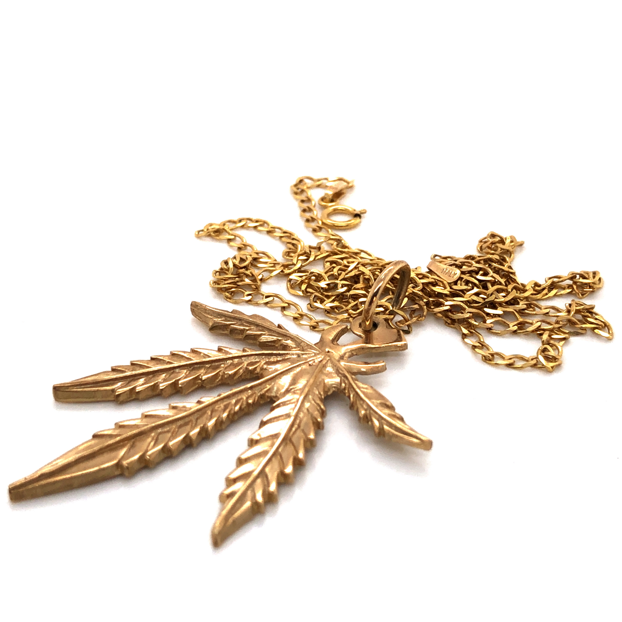 A 9ct GOLD HALLMARKED MARIJUANA PENDANT SUSPENDED ON A 9ct HALLMARKED GOLD CURB CHAIN. PENDANT