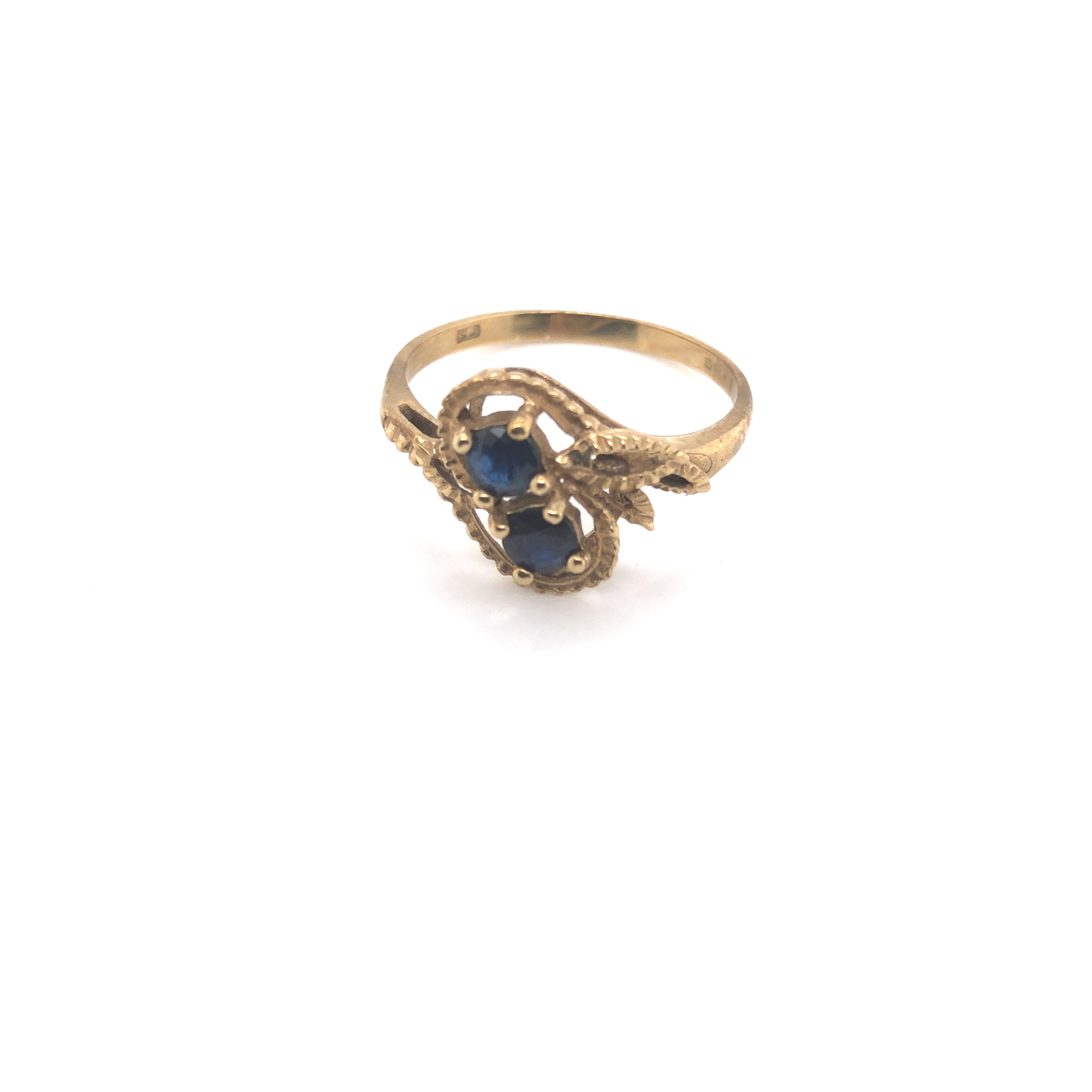 A 9ct YELLOW GOLD HALLMARKED TWO STONE SAPPHIRE TOI ET MOI RING. DATED 1977, LONDON. FINGER SIZE - Image 2 of 2