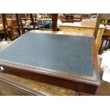 A VICTORIAN MAHOGANY WRITING SLOPE, THE BLACK CLOTH INSET SLOPING LID OPENING ONTO A DRAWER AND STA