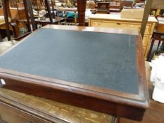 A VICTORIAN MAHOGANY WRITING SLOPE, THE BLACK CLOTH INSET SLOPING LID OPENING ONTO A DRAWER AND STA