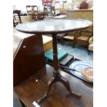 AN ANTIQUE TRIPOD TABLE WITH MAHOGANY DISHED CIRCULAR TOP ON OAK BALUSTER COLUMN AND LEGS. Dia. 50 x