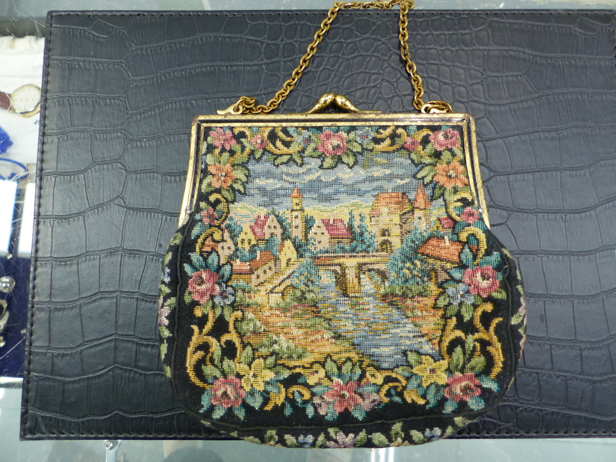 AN INTERESTING VINTAGE BEADWORK EVENING BAG, AN EMBROIDERED EXAMPLE AND THREE OTHERS. - Bild 6 aus 7