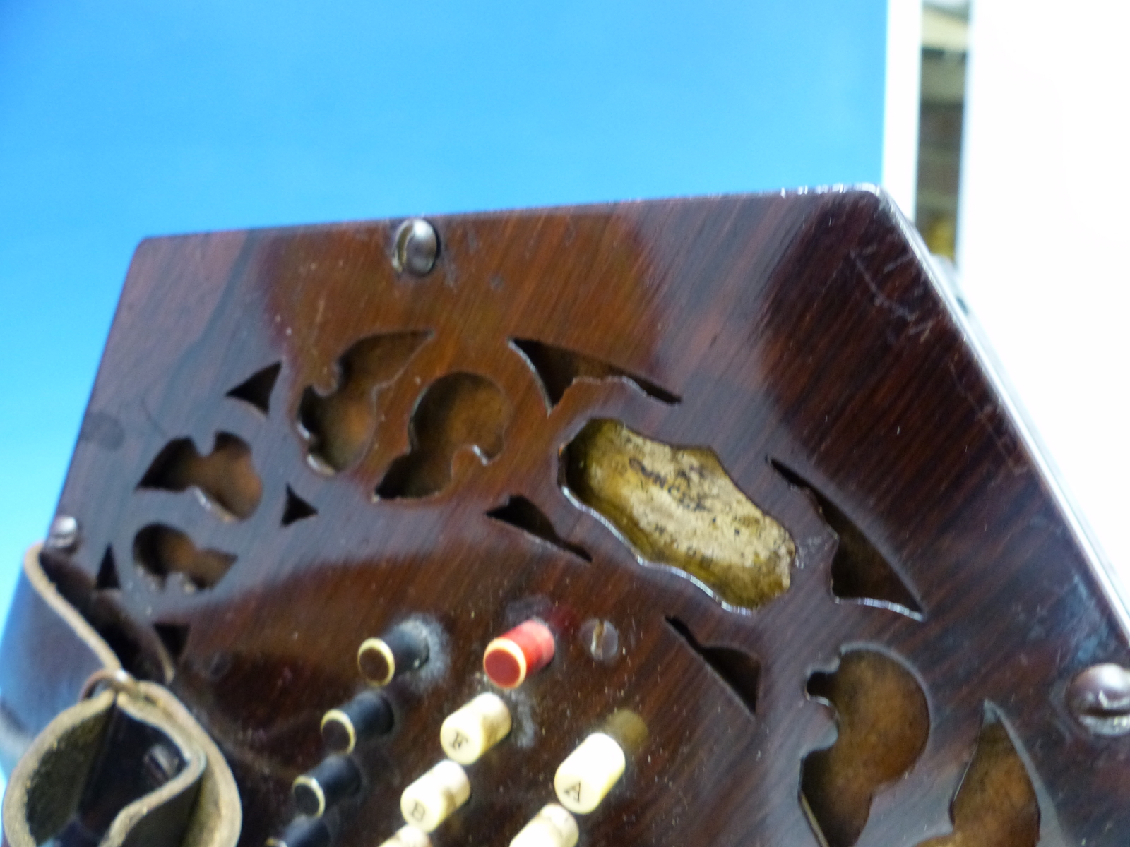 A MAHOGANY CASED CONCERTINA, THE HEXAGONAL ENDS TO THE LEATHER BELLOWS IN ROSEWOOD. W 16cms. - Image 3 of 9