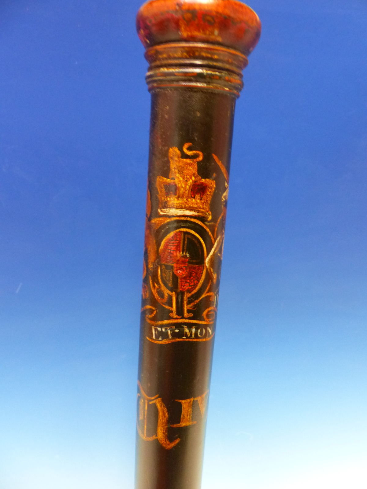 A WILLIAM IV TRUNCHEON PAINTED WITH THE ROYAL COAT OF ARMS AND A DATE 1825 ON A BAND ABOVE THE - Image 4 of 10