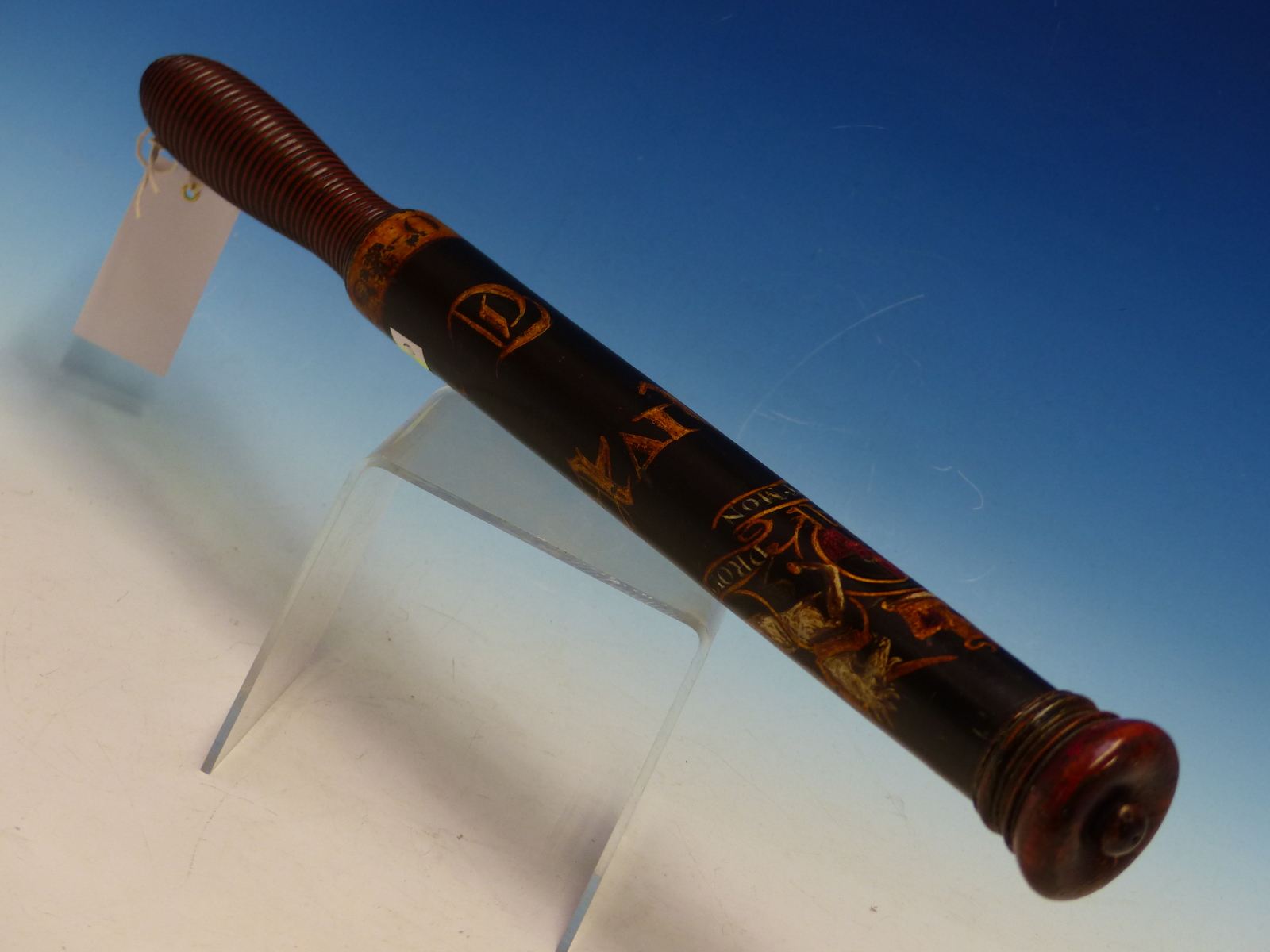 A WILLIAM IV TRUNCHEON PAINTED WITH THE ROYAL COAT OF ARMS AND A DATE 1825 ON A BAND ABOVE THE