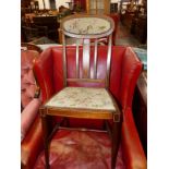 AN EDWARDIAN MARQUETRIED MAHOGANY SIDE CHAIR WITH FLORAL UPHOLSTERED TOP RAIL AND SEAT