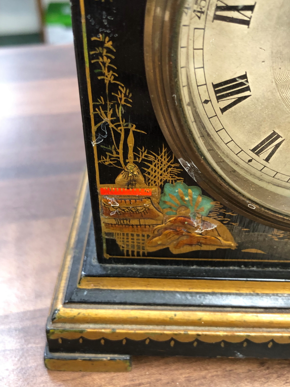 A CHINOISERIE DECORATED SMALL BRACKET CLOCK. - Bild 8 aus 24