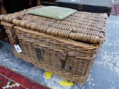 A VINTAGE LINEN BASKET WITH HANDLES WOVEN INTO THE NARROW SIDES. W 77cms. TOGETHER WITH A QTY OF LIN