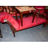 A LATE VICTORIAN MAHOGANY CHAISE LONGUE UPHOLSTERED IN RED VELVET, ONE END BUTTON BACKED, THE UPHOLS