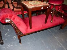 A LATE VICTORIAN MAHOGANY CHAISE LONGUE UPHOLSTERED IN RED VELVET, ONE END BUTTON BACKED, THE UPHOLS