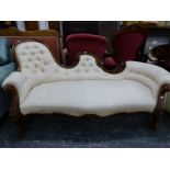 A VICTORIAN MAHOGANY TRIPLE BACKED CHAISE LONGUE BUTTONED IN FLORAL PINK GROUND MATERIAL, THE LEGS C