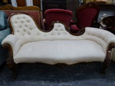 A VICTORIAN MAHOGANY TRIPLE BACKED CHAISE LONGUE BUTTONED IN FLORAL PINK GROUND MATERIAL, THE LEGS C