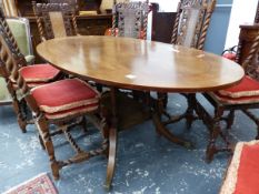 A LINE INLAID REGENCY STYLE MAHOGANY OVAL DINING TABLE SUPPORTED ON FOUR COLUMNS ON A PLINTH AND FOU