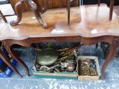 A FRENCH STYLE QUARTER VENEERED AND CROSS BANDED TABLE, THE SHAPED RECTANGULAR TOP ABOVE A SINGLE DR