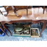 A FRENCH STYLE QUARTER VENEERED AND CROSS BANDED TABLE, THE SHAPED RECTANGULAR TOP ABOVE A SINGLE DR