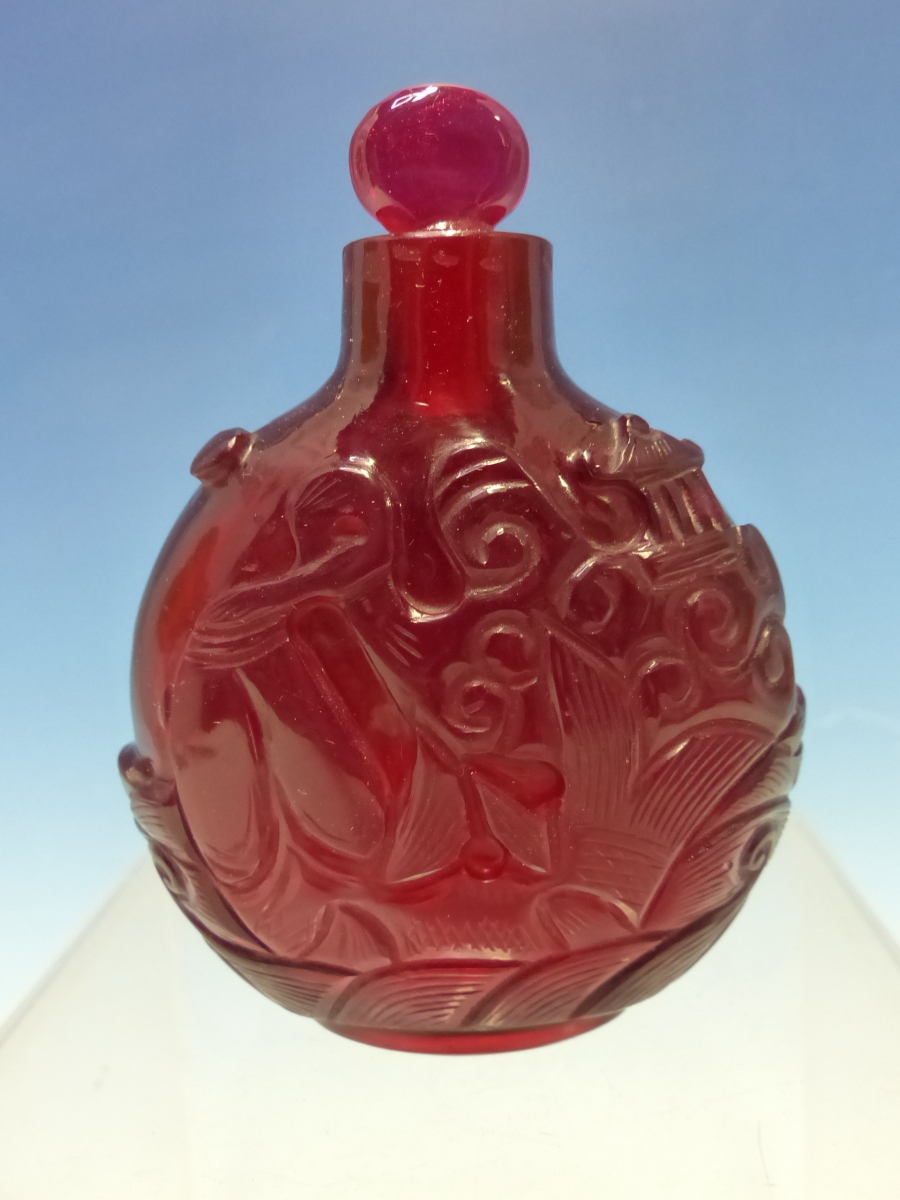 A CHINESE RUBY GLASS SNUFF BOTTLE WITH EUROPEAN STOPPER, EACH SIDE CARVED WITH A FISH ON ITS BACK - Bild 4 aus 6