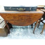 A GEORGIAN MAHOGANY OVAL DROP FLAP TABLE ON TAPERING CYLINDRICAL LEGS WITH PAD FEET. W 105 x D 38 x