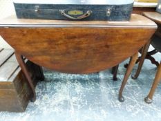 A GEORGIAN MAHOGANY OVAL DROP FLAP TABLE ON TAPERING CYLINDRICAL LEGS WITH PAD FEET. W 105 x D 38 x