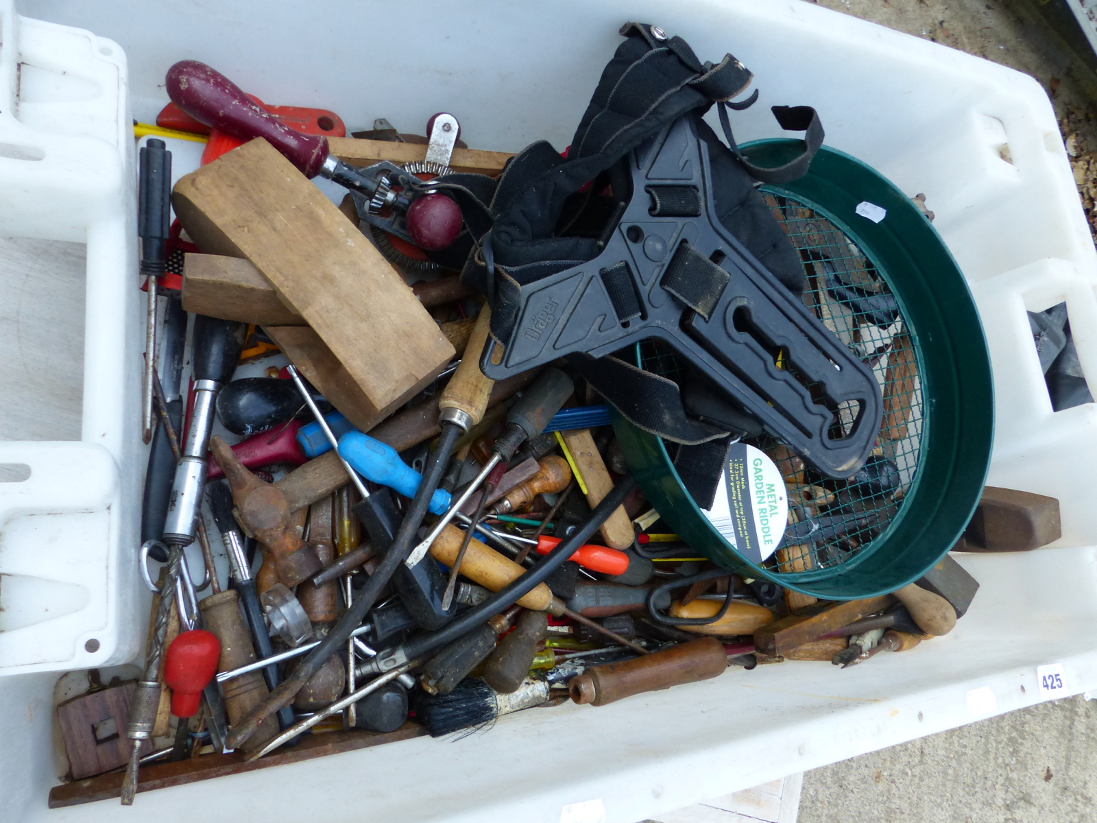 A BOX OF VARIOUS WOOD WORKING TOOLS, ETC.