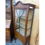 AN EDWRADIAN GLAZED MAHOGANY DISPLAY CABINET, THE SERPENTINE TOP AND DOOR BASE WITH PAINTED MARQUETR