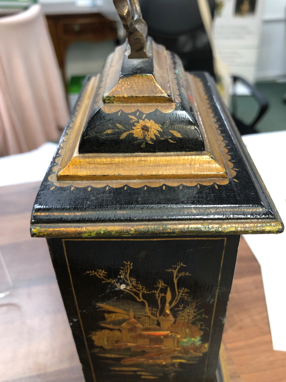 A CHINOISERIE DECORATED SMALL BRACKET CLOCK. - Bild 19 aus 24