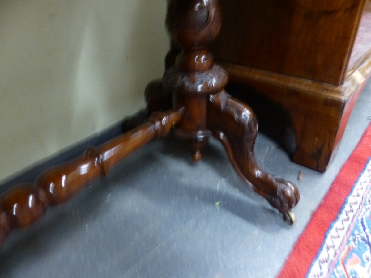 A VICTORIAN MAHOGANY SIDE TABLE, THE RECTANGULAR TOP ON BALUSTER COLUMNS AT EACH NARROW END WITH - Image 4 of 6