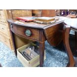 A GEORGIAN MAHOGANY OVAL PEMBROKE TABLE WITH BOW FRONTED LINE INLAID DRAWERS AT EACH END ABOVE TAPE