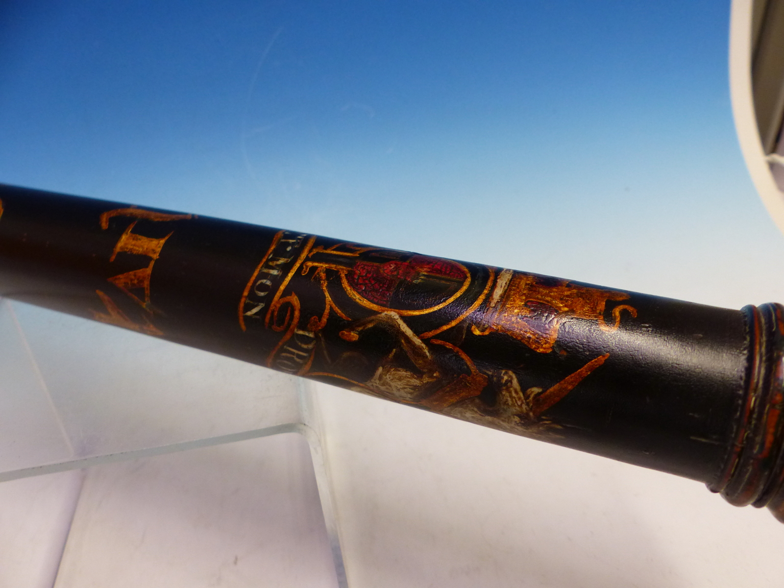 A WILLIAM IV TRUNCHEON PAINTED WITH THE ROYAL COAT OF ARMS AND A DATE 1825 ON A BAND ABOVE THE - Image 2 of 10