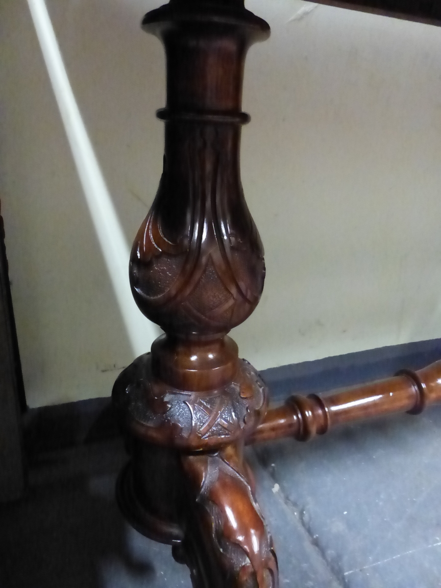 A VICTORIAN MAHOGANY SIDE TABLE, THE RECTANGULAR TOP ON BALUSTER COLUMNS AT EACH NARROW END WITH - Image 6 of 6