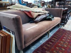 A PINK/GREY VELVET UPHOLSTERED SETTE WITH SQUARE BACK AND ARMS ABOVE PAINTED BALUSTER LEGS