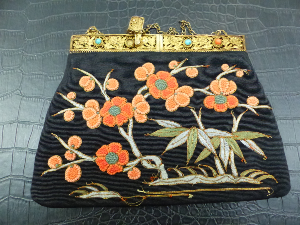 AN INTERESTING VINTAGE BEADWORK EVENING BAG, AN EMBROIDERED EXAMPLE AND THREE OTHERS. - Bild 4 aus 7