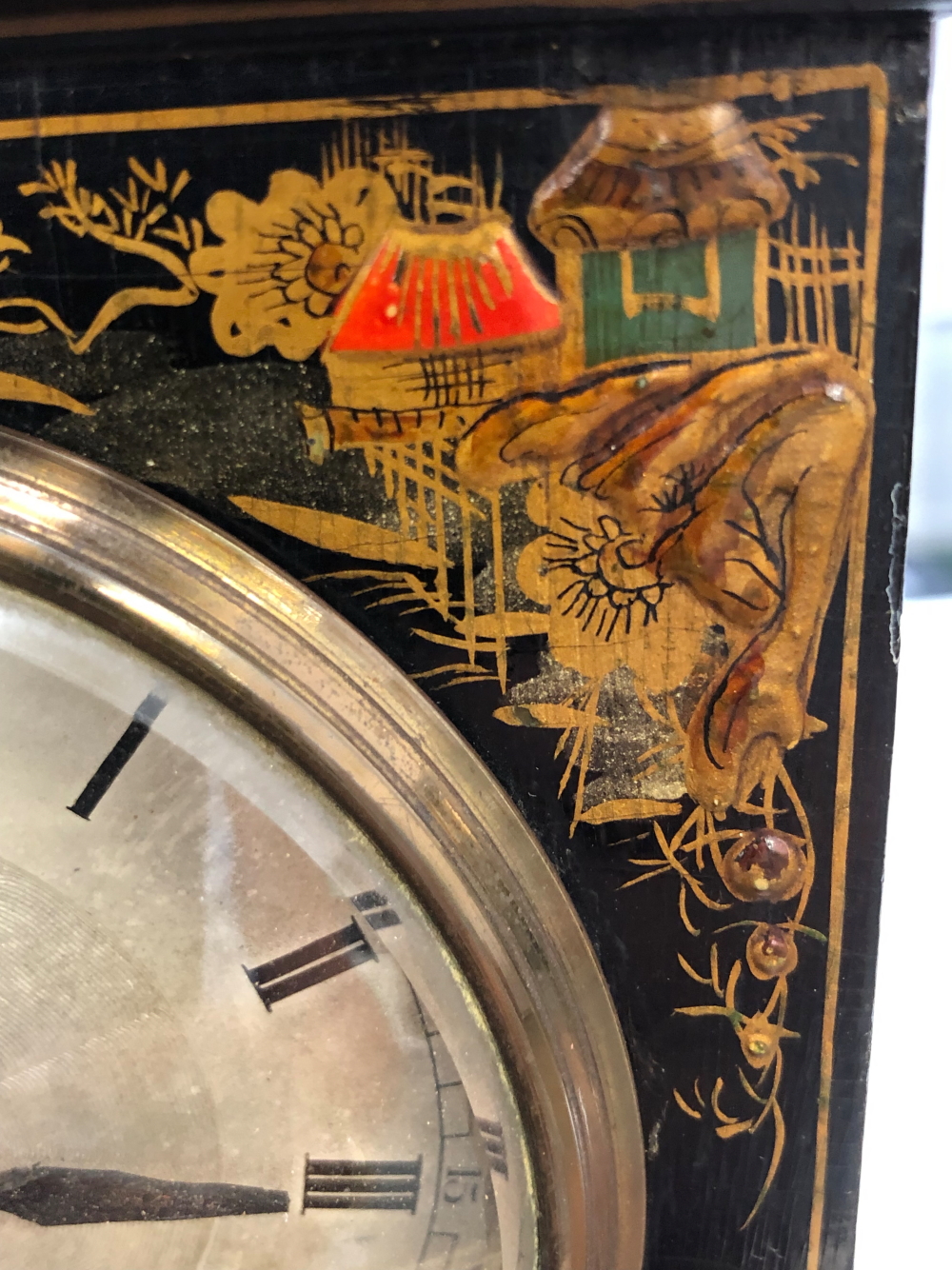 A CHINOISERIE DECORATED SMALL BRACKET CLOCK. - Bild 6 aus 24