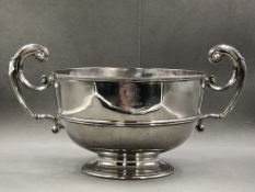 A HALLMARKED SILVER LARGE TWO HANDLED PUNCH BOWL WITH ARMORIAL ENGRAVING. DATED 1904 LONDON, FOR