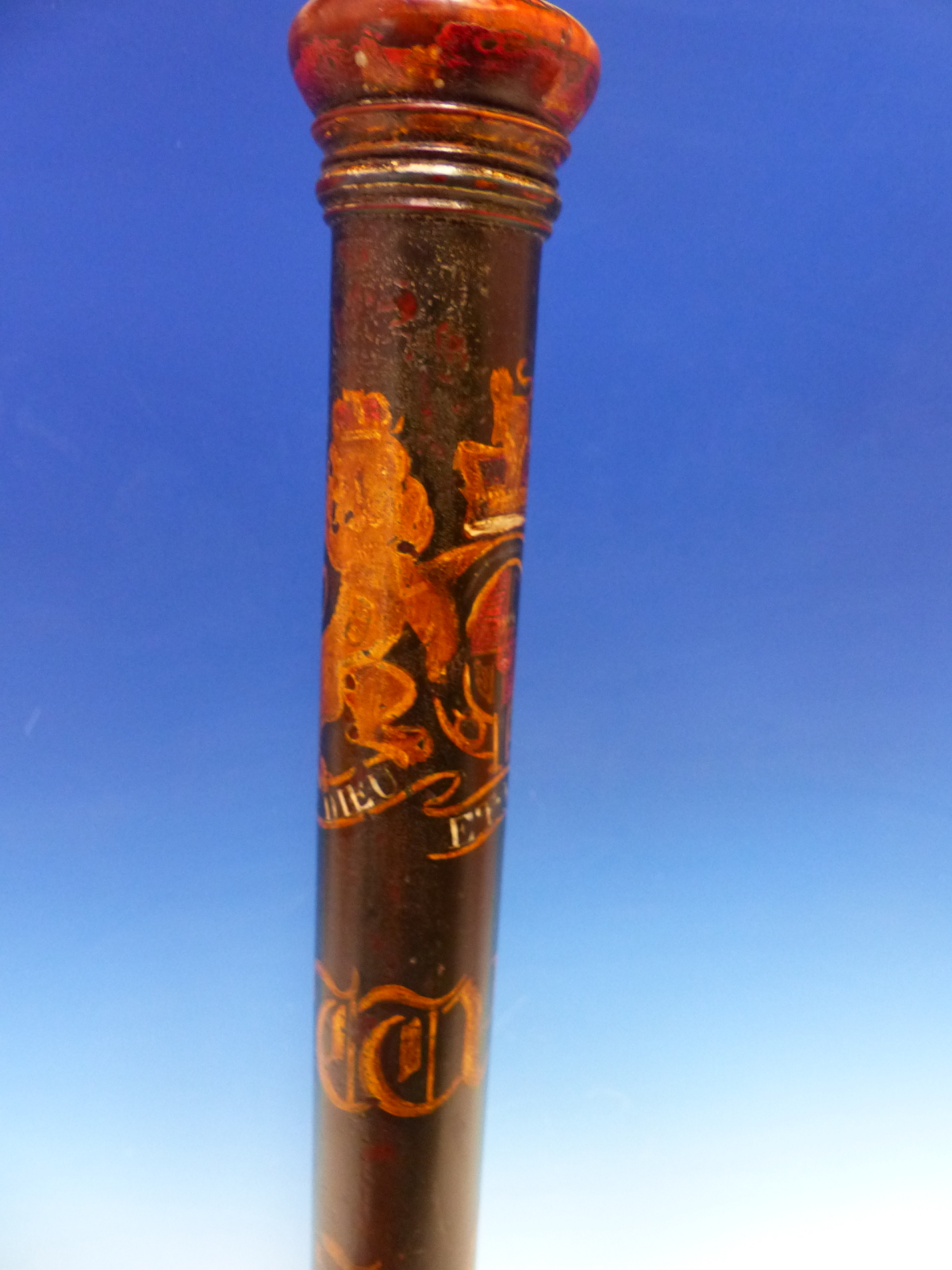 A WILLIAM IV TRUNCHEON PAINTED WITH THE ROYAL COAT OF ARMS AND A DATE 1825 ON A BAND ABOVE THE - Image 5 of 10