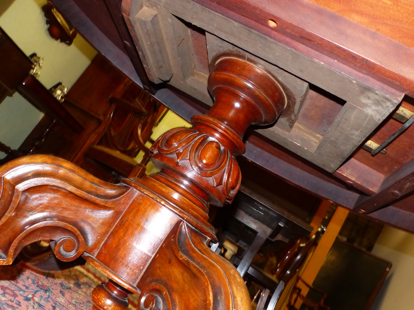 A VICTORIAN WALNUT OVAL TOP BREAKFAST TABLE ON CARVED QUADRUPED LEGS. W 101 X D 136 X H 71cms. - Image 4 of 5