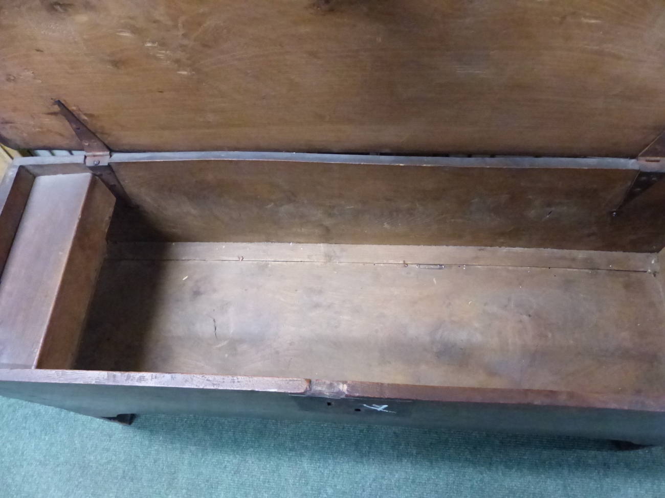 AN EARLY 18th C. OAK PLANK SIDED COFFER, THE NARROW SIDES CARVED WITH AN ARCH TO FORM THE LEGS AND - Image 4 of 4